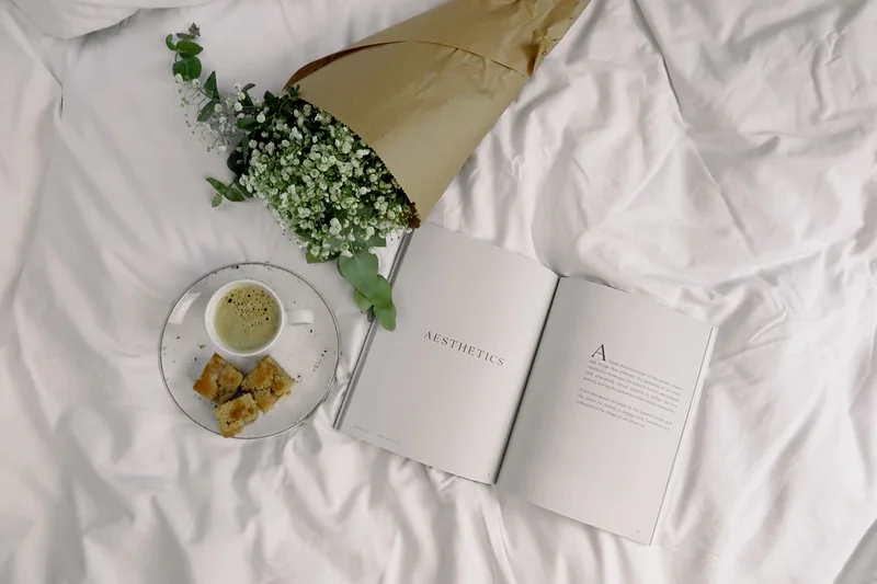 Revista Aesthetics, chá e flores sobre lençol branco