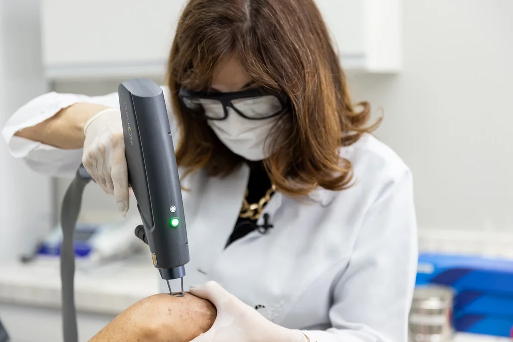 Dra. Mônica Fernandes realizando procedimento com tecnologia a laser